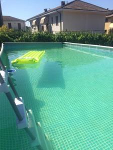 uma piscina com duas espreguiçadeiras na água em C. Giarelli em Monti di Licciana Nardi