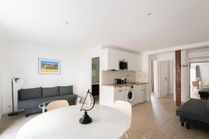 ein Wohnzimmer mit einem Sofa und einem Tisch in der Unterkunft Central Apartment in the heart of the Marais in Paris