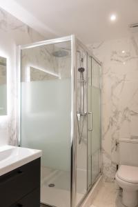 W łazience znajduje się prysznic, toaleta i umywalka. w obiekcie Central Apartment in the heart of the Marais w Paryżu