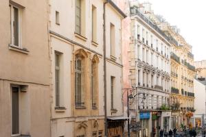 un gruppo di edifici su una strada cittadina di Central Apartment in the heart of the Marais a Parigi
