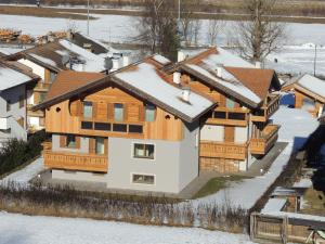 - une vue aérienne sur une maison dans la neige dans l'établissement Prà Lisandro, à Cavalese
