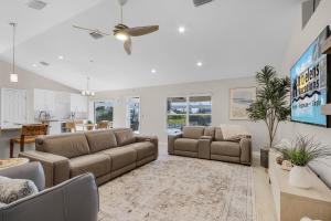 uma sala de estar com um sofá e uma televisão em Southern Exposure, Saltwater Pool - Villa Solaris - Roelens Vacations em Cape Coral