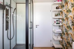 baño con ducha y puerta de cristal en Hue Space Air, en Kassel