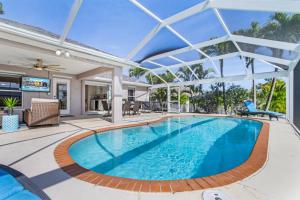 uma piscina numa casa com um grande tecto de vidro em Southern Exposure, Saltwater Pool - Villa Solaris - Roelens Vacations em Cape Coral