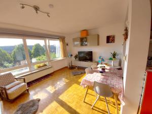 ein Wohnzimmer mit einem Tisch und einem Sofa in der Unterkunft Wonderful stay Monet in Gent