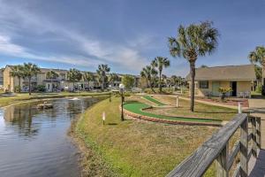 una casa con un campo de golf junto a un río en Gulf Highlands Sea, en Panama City Beach