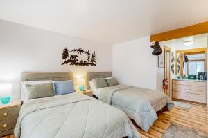 a bedroom with two beds and a bathroom at Granlibakken Getaway - B in Tahoe City