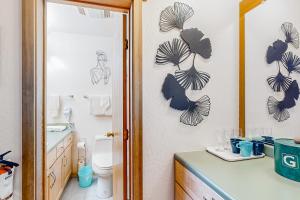 ein Badezimmer mit einem Waschbecken, einem WC und einem Spiegel in der Unterkunft Granlibakken Getaway - B in Tahoe City