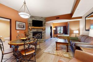 een woonkamer met een bank en een tafel bij Chula Vista Condos, 2341 and 2343 in Wisconsin Dells