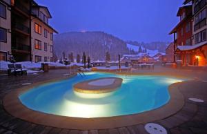 La pileta dentro o cerca de Ski In Ski Out Luxury Condo #4475 With Huge Hot Tub & Great Views - 500 Dollars Of FREE Activities & Equipment Rentals Daily