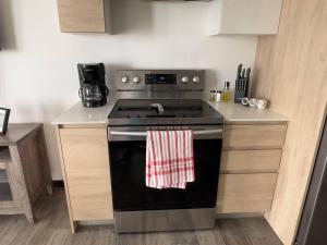 uma cozinha com um fogão preto com uma toalha em L1C 301 - Boutique apartment in Cayala for 4 guests em Guatemala