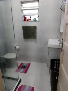 La salle de bains est pourvue d'un lavabo, de toilettes et d'une fenêtre. dans l'établissement Canto do sol, à Cabo Frio