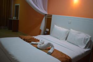 ein Schlafzimmer mit einem Bett mit einem ausgestopften Tier darauf in der Unterkunft Montana Guest Resort Naivasha in Naivasha