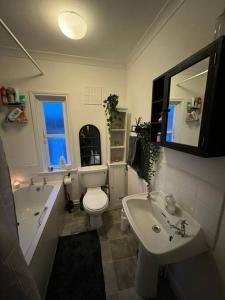 een badkamer met een bad, een toilet en een wastafel bij 2 Bedroom Cosy Cottage 