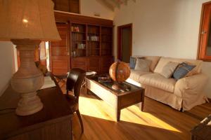 ein Wohnzimmer mit einem Sofa und einem Tisch in der Unterkunft Amazing 6 BR Ocen View Villa in Marigot Bay in Marigot-Bucht
