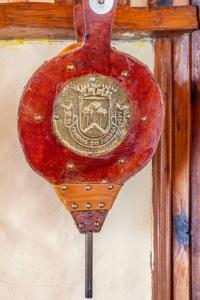 czerwony obiekt jest przymocowany do ściany w obiekcie Casa Papai Noel w mieście Campos do Jordão