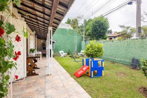 a backyard with a play yard with a playground at Casa Papai Noel in Campos do Jordão