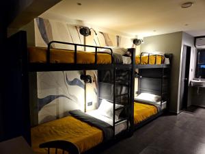 プネにあるColiwo Trois - Kharadiの黄色いベッドが備わるドミトリールームの二段ベッド3台