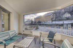 balkon z 2 krzesłami i dużym oknem w obiekcie View Point Semnoz w Annecy