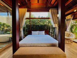 una camera con un letto e una grande finestra di Hapu Garden homestay a Buôn Enao