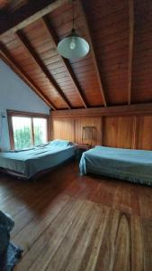 a bedroom with two beds and a wooden ceiling at Chalet en Miramar (Calle 35 n°1043) in Miramar
