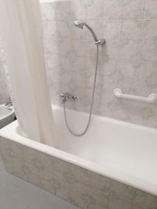 y baño con ducha y bañera blanca. en Gabry's, en Roma 11 fotos más
