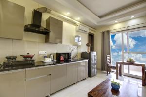 Η κουζίνα ή μικρή κουζίνα στο LIMEWOOD STAY SERVICE Apartment ARTEMIS HOSPITAL