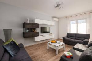 a living room with a couch and a table at Magnolia by Briskva in Vinež