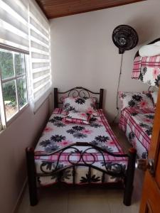 Ένα ή περισσότερα κρεβάτια σε δωμάτιο στο Espléndida Casa en la Ciudad de Santa Marta