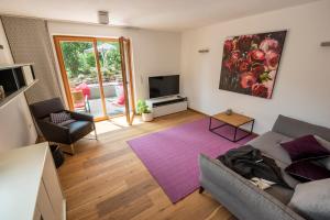 TV a/nebo společenská místnost v ubytování Ferienhaus am Park