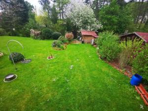 una vista aerea su un cortile con erba verde di Oase im Grünen! a Freisen