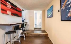 a hallway with a bar and some paintings on the wall at Atlanta Hartsfield International Connection in Atlanta