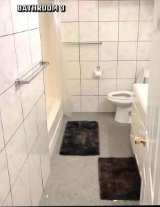 ein Badezimmer mit einem WC und einem Teppich in der Unterkunft Atlanta Hartsfield International Connection in Atlanta