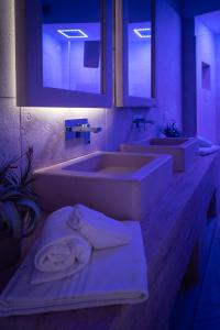 a bathroom with two sinks and two tubs at HOTEL BARONE DI MARE in Torre dell'Orso