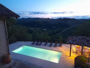 モンテルーポ・アルベーゼにあるVilla La Gioiosaの山の景色を望むスイミングプール(椅子付)