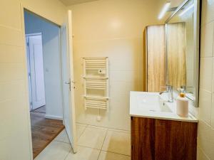 uma casa de banho com um lavatório e um espelho em Le Cocon La Boétie em Périgueux