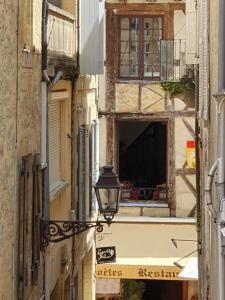 an alley with a street light and a window at À l'époque in Sarlat-la-Canéda