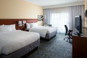 ハンツビルにあるCourtyard by Marriott Huntsville University Driveのベッド2台と薄型テレビ付きのホテルの部屋 +25枚の写真