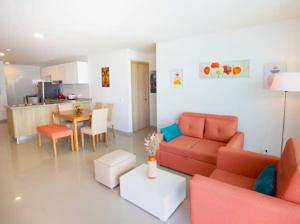 un salon avec un canapé et une table dans l'établissement Acogedor Apartamento Marbella ideal familias, à Carthagène des Indes