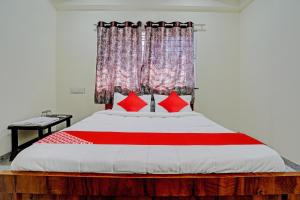 Ένα ή περισσότερα κρεβάτια σε δωμάτιο στο OYO Flagship BlueBird Service Apartment