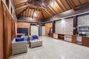 a living room with a couch and a table at Losmen Yosi Carita in Carita