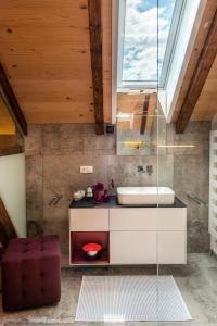 a bathroom with a sink and a window at Ferienhaus am Park in Grafenau