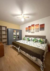 una camera da letto con un letto grande in una stanza di PUERTA DEL SOL Carretas APARTAMENTS & Rooms a Madrid