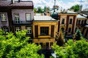 un grupo de edificios con árboles delante de ellos en Just4You Apartments, en Cracovia