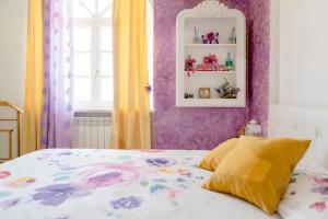 A bed or beds in a room at Alexander's Home