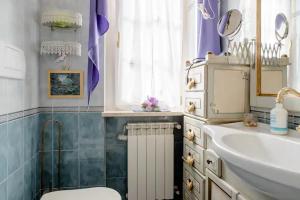 A bathroom at Alexander's Home