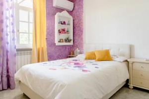 A bed or beds in a room at Alexander's Home