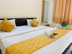 Una cama o camas en una habitación de KP Suites Gachibowli