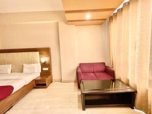 Hotel Rudraksh ! Varanasi ! fully-Air-Conditioned hotel at prime location with Parking availability, near Kashi Vishwanath Temple, and Ganga ghatにあるシーティングエリア