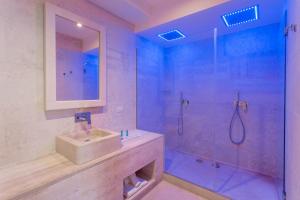 a bathroom with a shower and a sink and a shower at HOTEL BARONE DI MARE in Torre dell'Orso